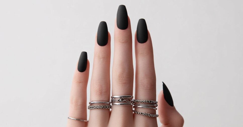 Esmalte preto (Foto: Canva)
