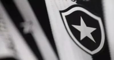 John Textor coloca dinheiro na mesa e decide contratar atacante de 21,5M para o Botafogo em 2026