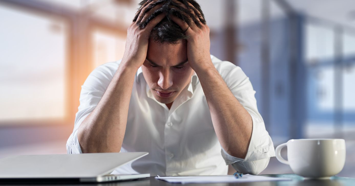 Ilustração trabalhador preocupado (Fotos: Canva)