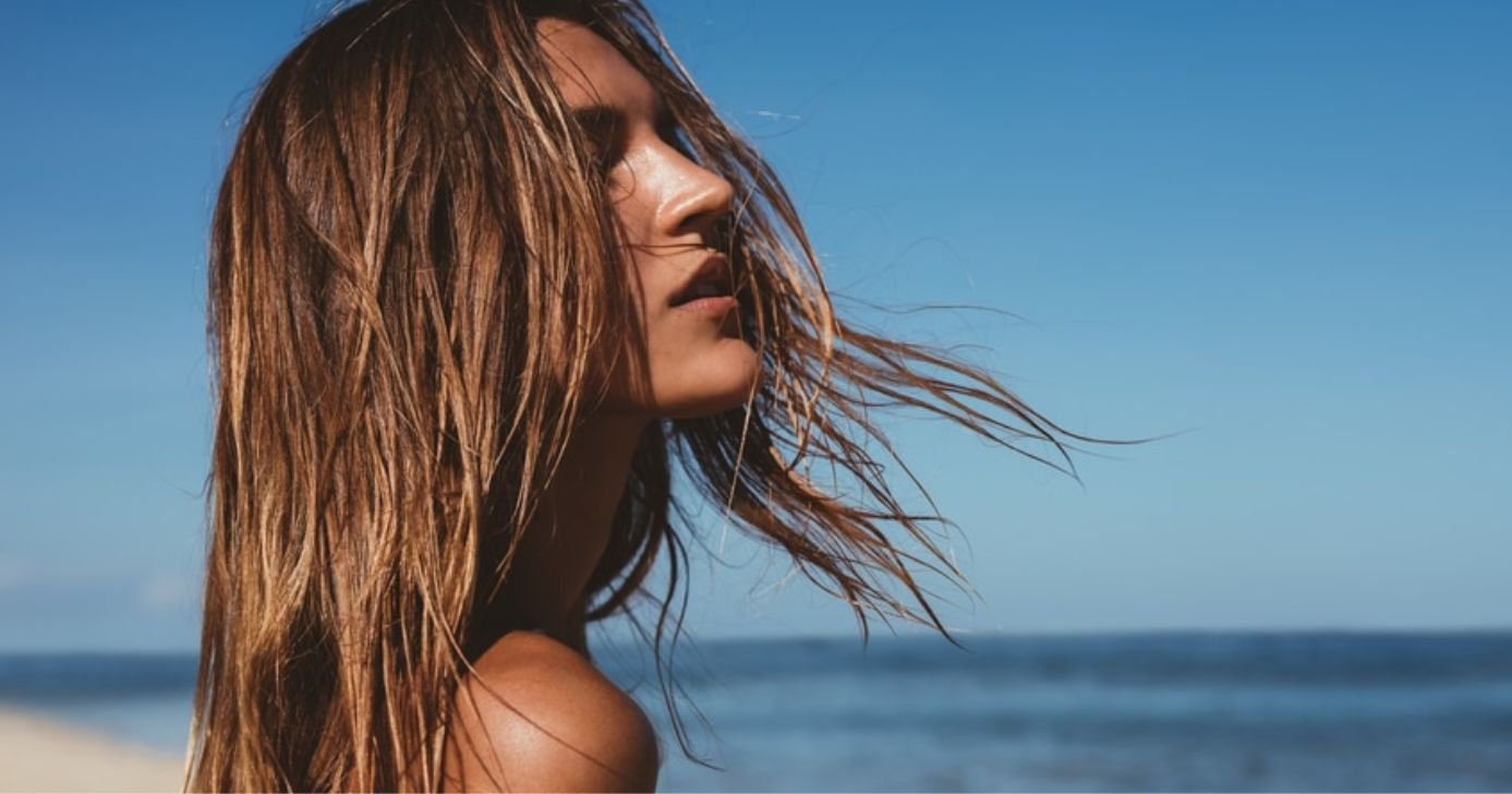 Mulher na praia - Foto CANVA