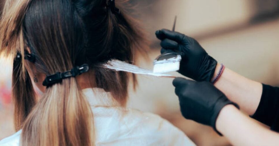 Mulher pintando cabelo - Foto: CANVA