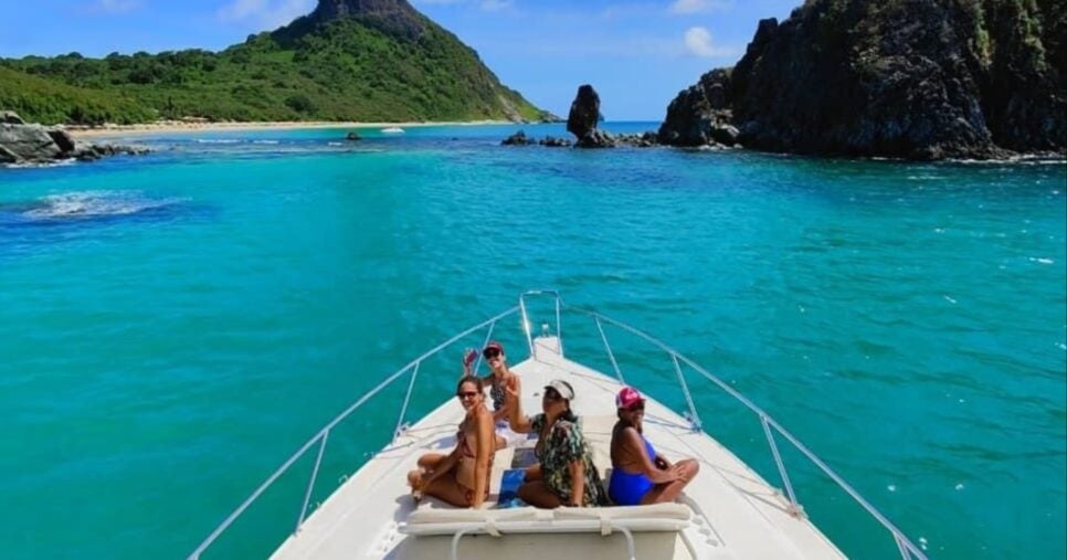 Passeio de lancha em Noronha (Foto: Reprodução/ Alga Noronha)