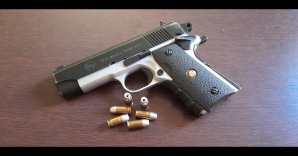 Modelo pistola Imbel calibre .380 (Foto Reprodução/YouTube)