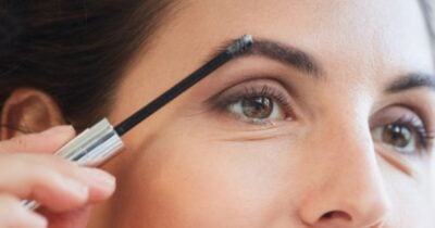 Sobrancelha impecável em casa (Foto Reprodução/Freepik)