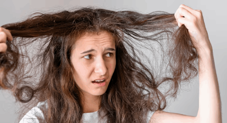 Cabelos com frizz (Foto: Reprodução/Freepik)