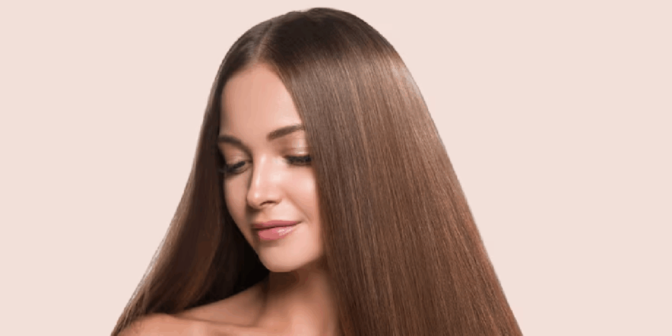 Fios lisos e sem frizz (Foto: Reprodução/ Freepik)