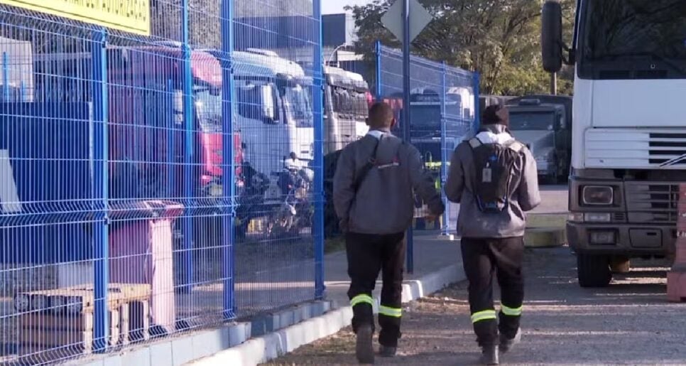 Funcionários da fábrica ADM em Três Corações (Foto: Reprodução EPTV/G1)