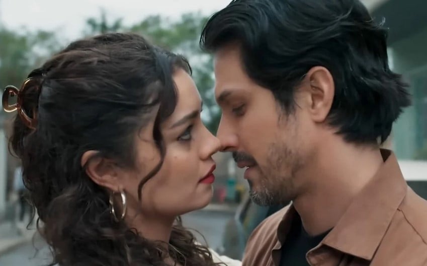 Gerluce (Sophie Charlotte) e Paulinho (Romulo Estrela) em Três Graças (Foto: Reprodução / Globo)