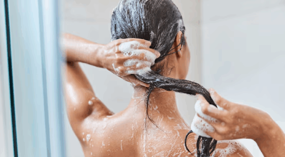 Moça lavando os cabelos (Foto: Reprodução/Freepik)