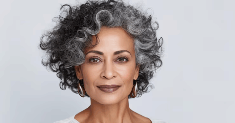 Mulher com fios grisalhos (Foto: Reprodução/ Freepik)