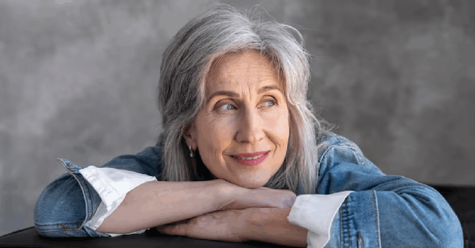 Senhora com cabelo grisalho (Foto: Reprodução/ Freepik)
