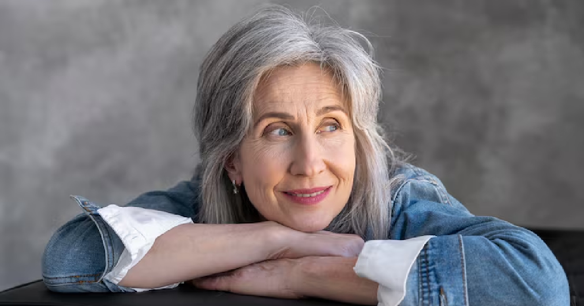 Senhora com cabelo grisalho (Foto: Reprodução/ Freepik)