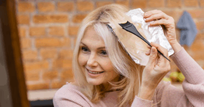 Idosa pintando o cabelo (Foto: Reprodução/ Freepik)