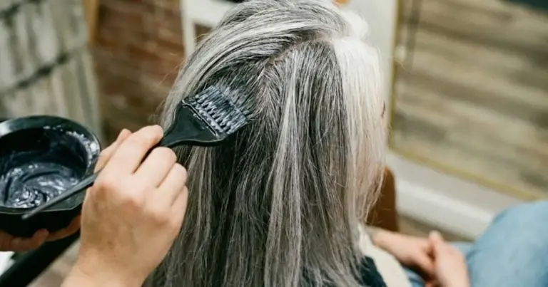 Adeus ao cabelo branco: Mistura sem tintura para escurecer os fios rapidamente Adeus ao cabelo branco: Mistura sem tintura para escurecer os fios rapidamente