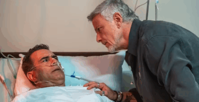 Jaques no hospital com Ricardo (Foto: Reprodução/ Globo)