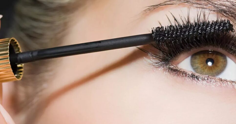 Aplique o rímel em movimento de ziguezague (Foto: Reprodução/ Internet) 