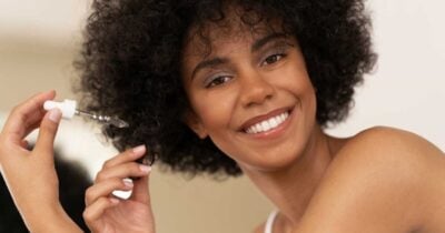 Cabelo crespo impecável: Óleo natural repara pontas e reduz frizz (Foto: Reprodução/ Internet)