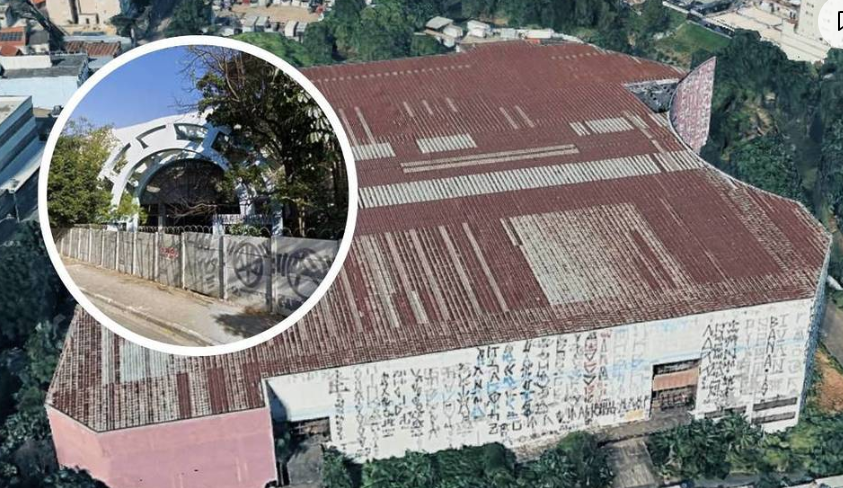 Este shopping está abandonado há mais de 30 anos - Foto: Google Maps