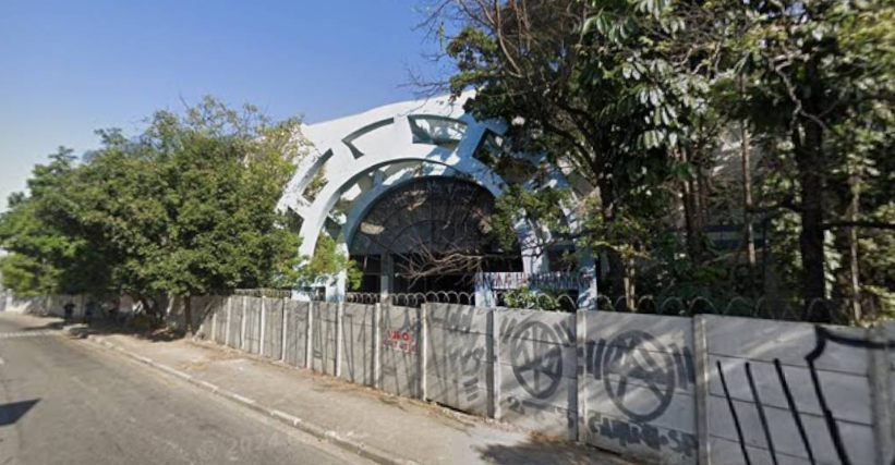 Este shopping está abandonado há mais de 30 anos - Foto: Google Maps