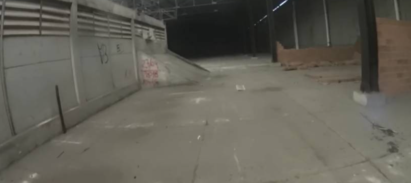 Este shopping está abandonado há mais de 30 anos - Foto: YouTube Vitão 013