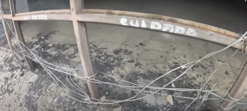 Este shopping está abandonado há mais de 30 anos - Foto: YouTube Vitão 013