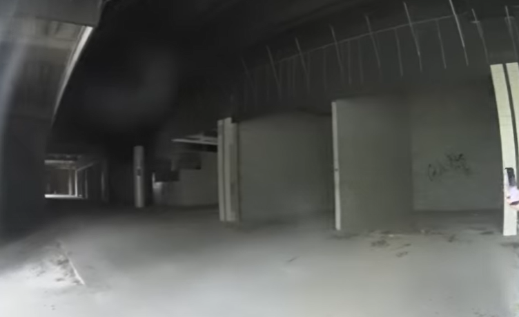 Este shopping está abandonado há mais de 30 anos - Foto: YouTube Vitão 013