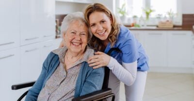 Idosa e cuidadora (Foto: Canva)