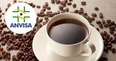 Logo Anvisa e ilustração café (Fotos: Reproduções / Internet / Canva)