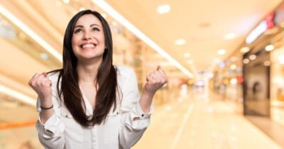 Mulher feliz e shopping (Fotos: Canva)