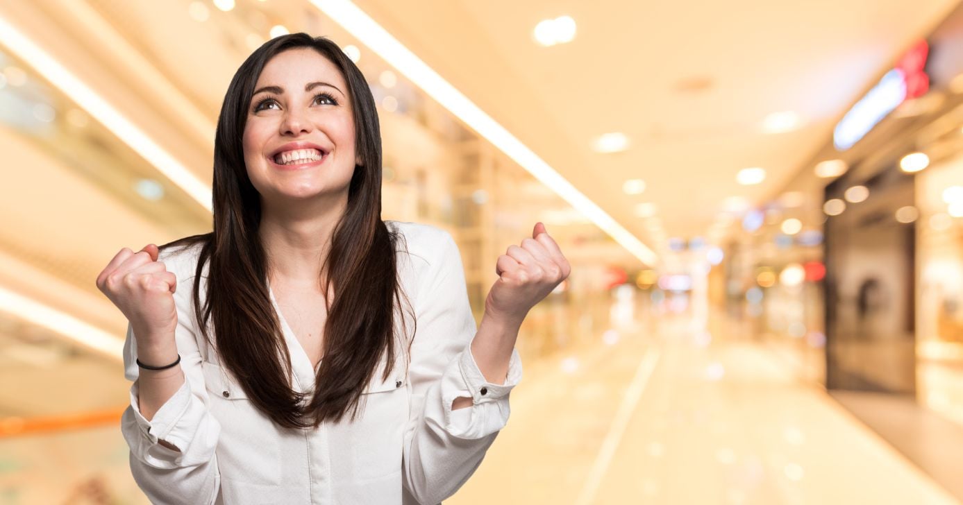 Mulher feliz e shopping (Fotos: Canva)
