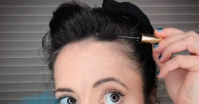 Mulher passando rímel no cabelo - Foto: Internet