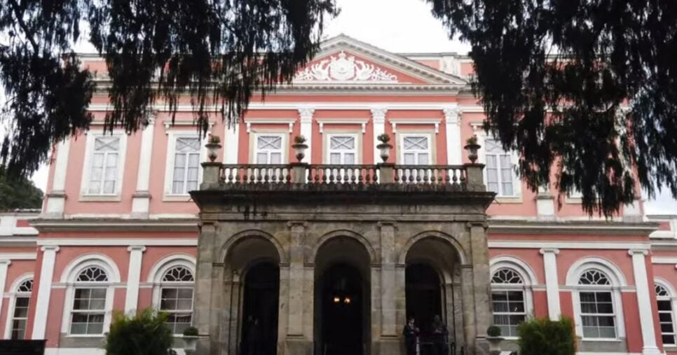 Palácio em Petrópolis (Foto: Reprodução / YouTube)