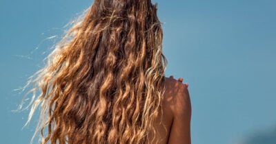 Como proteger o cabelo na praia no verão (Foto: Divulgação)