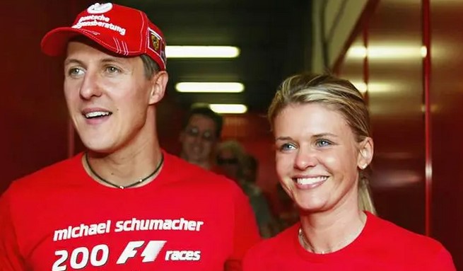 Michael Schumacher e a esposa (Foto: Reprodução / X @_MSchumacher)