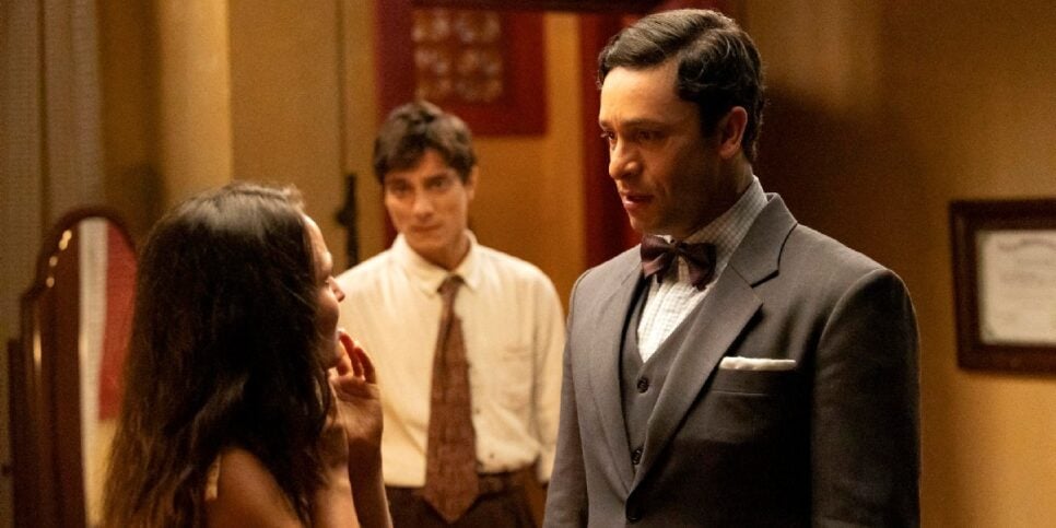 Túlio ao fundo vendo Estela e Celso em Êta Mundo Melhor (Foto: Reprodução/ Globo)