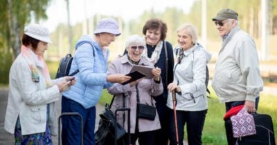 Idosos podem garantir viagem de graça (Foto: Reprodução/ Freepik)