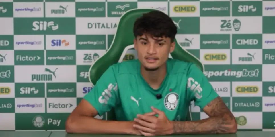 Larson tem 2 jogos como profissional (Reprodução: TV Palmeiras / Youtube) Larson tem 2 jogos como profissional (Reprodução: TV Palmeiras / Youtube)