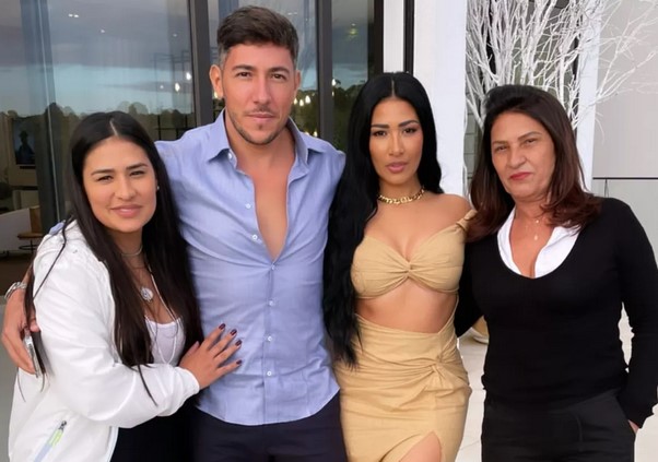 Simone e Simaria ao lado do irmão Caio e da mãe (Foto: Reprodução / Instagram)
