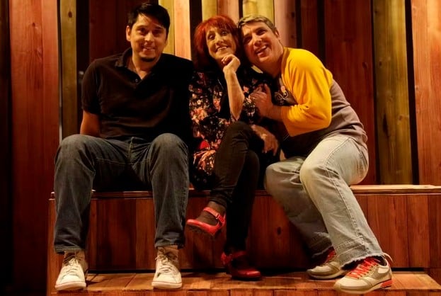 Regina Vogue e os filhos Adriano (à esquerda) e Maurício (à direita), em 2016 (Foto: Divulgação / Hugo Harada)