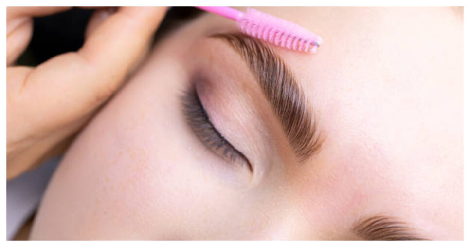 Itens que toda mulher tem em casa que podem consertar falhas em sobrancelhas (Foto: Divulgação)