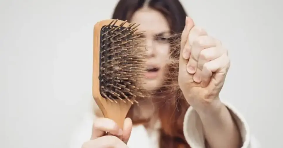 Motivos que estão fazendo seu cabelo cair e que precisam ser evitados (Foto: Divulgação)