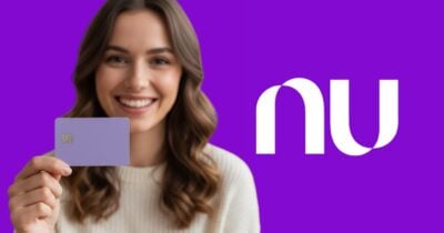 Mulher segurando cartão e logo Nubank (Foto: Montagem TV Foco / GMN / Internet)