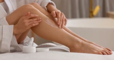 Pessoa se depilando - Foto: Internet