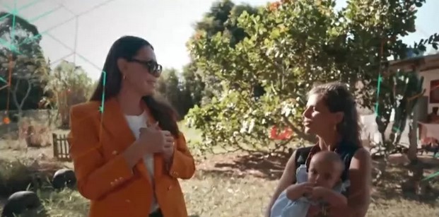 Mariana Maffeis recebeu a equipe do Domingo Espetacular no sítio (Foto: Reprodução / Record)