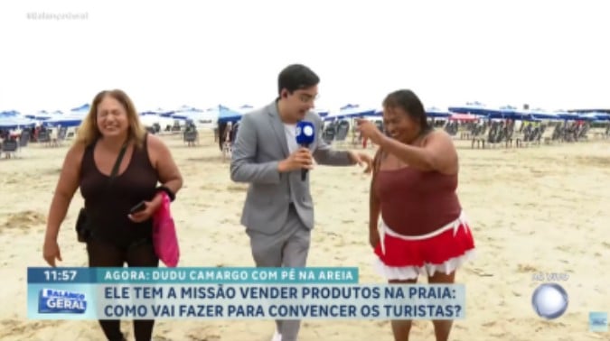 Dudu fala com banhistas em sua estreia na Record (Foto: Reprodução / Record)
