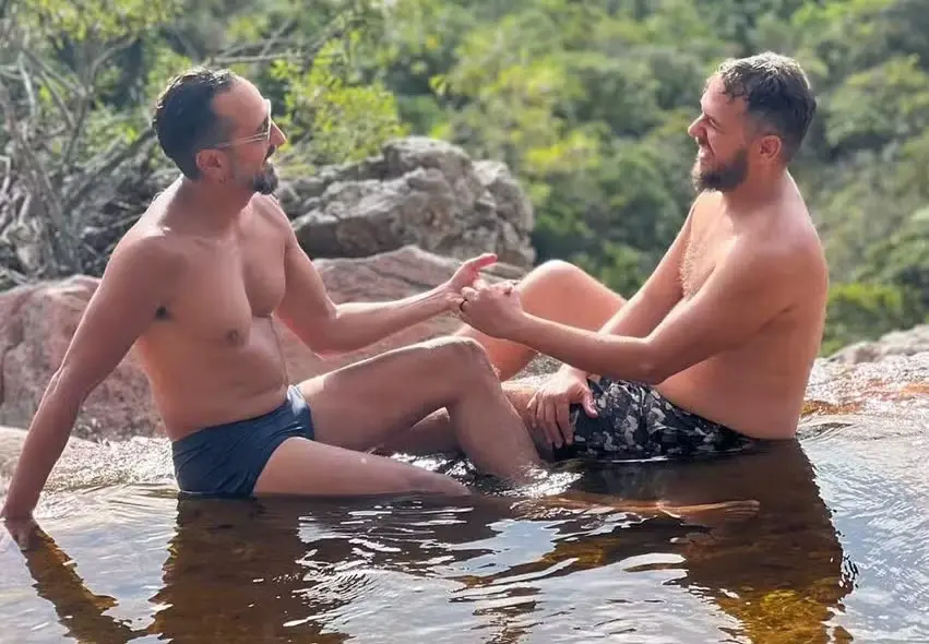 O ator das 21h da Globo ao lado do companheiro (Foto: Reprodução / Instagram) 