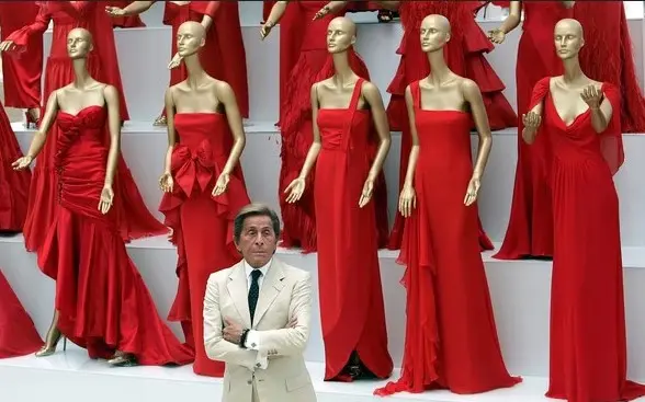 Valentino posa na abertura de exposição sobre ele no museu Ara Pacis, em Roma (Foto: Alessandro Bianchi / File Photo / Reuters) Valentino posa na abertura de exposição sobre ele no museu Ara Pacis, em Roma (Foto: Alessandro Bianchi / File Photo / Reuters)