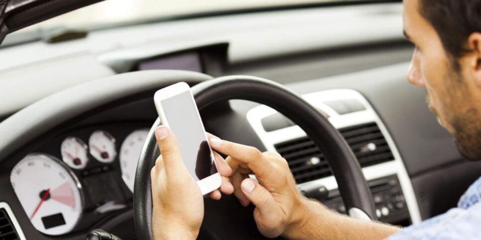 Proibido motorista mexer no celular em qualquer momento da viagem (Reprodução: Divulgação)