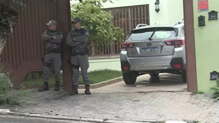 Policiais militares na casa de Miguel Abdalla Neto, tio de Suzane e Andreas von Richthofen (Foto: Reprodução/ Band)