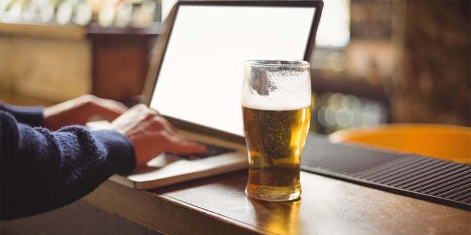 Trabalhar alcoolizado leva a demissão por justa causa (Reprodução: Montagem TV Foco)